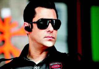 salman merges into flora fountain crowd for a... salman merges into flora fountain crowd for a...