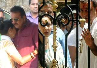 sanjay dutt s parole ends leaves manyata and kids... sanjay dutt s parole ends leaves manyata and kids...