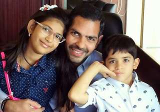 sanjay kapur spends father s day with kids sans... sanjay kapur spends father s day with kids sans...