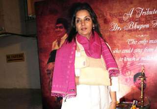 shabana azmi shoots with a fractured shoulder -... shabana azmi shoots with a fractured shoulder -...