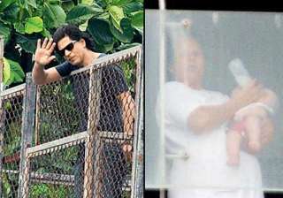 shah rukh khan s son abram s first picture out... shah rukh khan s son abram s first picture out...