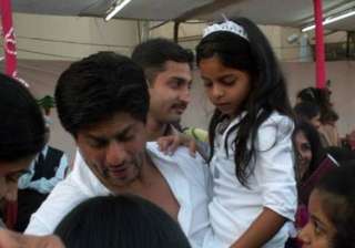 shah rukh hurts ribs playing soccer with daughter... shah rukh hurts ribs playing soccer with daughter...