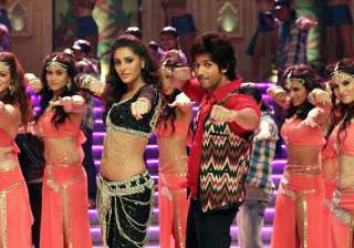 shahid kapoor had fun doing mawali dance - India... shahid kapoor had fun doing mawali dance - India...