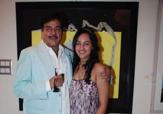 sonakshi preformed item number in front of shot... sonakshi preformed item number in front of shot...