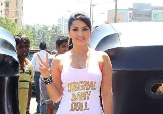 omg sunny leone manhandled by auto drivers see... omg sunny leone manhandled by auto drivers see...