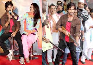 sonakshi slaps shahid at r.. rajkumar trailer... sonakshi slaps shahid at r.. rajkumar trailer...