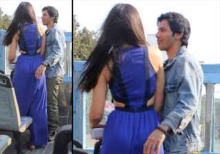 varun nargis spotted getting cozy during main... varun nargis spotted getting cozy during main...