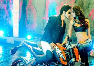 varun dhawan s first on screen liplock with ilena... varun dhawan s first on screen liplock with ilena...