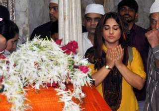vidya balan visits mahim dargah prays for bobby... vidya balan visits mahim dargah prays for bobby...