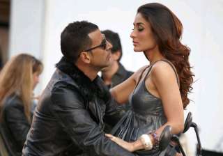 now kareena kapoor to dance for akshay kumar see... now kareena kapoor to dance for akshay kumar see...