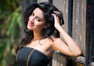 bigg boss 7 pratyusha banerjee faked pain from... bigg boss 7 pratyusha banerjee faked pain from...