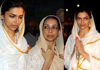 deepika padukone visits golden temple with mother... deepika padukone visits golden temple with mother...