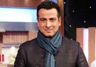 ronit roy gifts shoes to adaalat unit - India TV ronit roy gifts shoes to adaalat unit - India TV