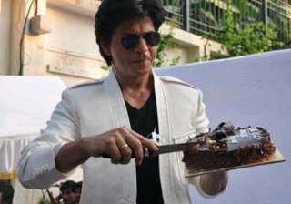 shah rukh invites media for his birthday... shah rukh invites media for his birthday...