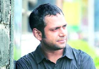 sharib hashmi sold home wife s jewellery to... sharib hashmi sold home wife s jewellery to...