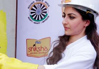 soha ali khan becomes a social worker paints... soha ali khan becomes a social worker paints...