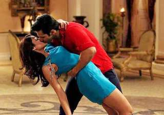varun dhawan locks lips with ileana in main tera... varun dhawan locks lips with ileana in main tera...