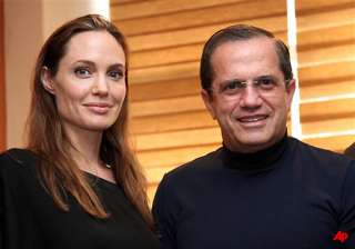 angelina jolie meets colombian refugees in... angelina jolie meets colombian refugees in...