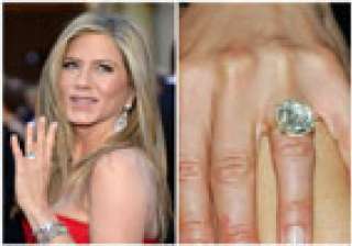 aniston flaunts engagement ring at premiere -... aniston flaunts engagement ring at premiere -...