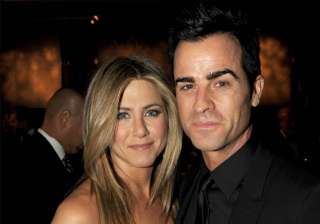 aniston keen to elope with theroux - India TV aniston keen to elope with theroux - India TV
