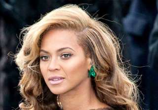 beyonce goes pink to support breast cancer... beyonce goes pink to support breast cancer...