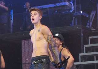 bieber leaves with waitresses after brawl - India... bieber leaves with waitresses after brawl - India...