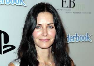 courteney cox breaks wrist on vacation - India TV courteney cox breaks wrist on vacation - India TV