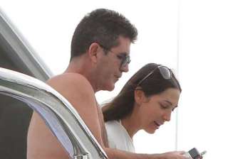 cowell gifts bangle to lauren - India TV cowell gifts bangle to lauren - India TV