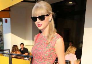 taylor swift surprises her fan with money - India... taylor swift surprises her fan with money - India...