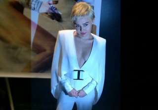 miley cyrus dons elvis presley s look - India TV miley cyrus dons elvis presley s look - India TV