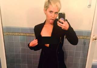 miley cyrus flashes flesh in impromptu photoshoot... miley cyrus flashes flesh in impromptu photoshoot...