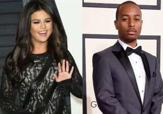 selena gomez trying to make justin bieber jealous... selena gomez trying to make justin bieber jealous...