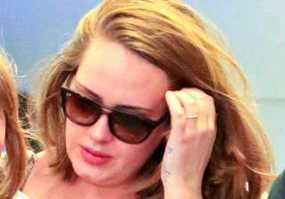 adele flashes ring post split rumours - India TV adele flashes ring post split rumours - India TV
