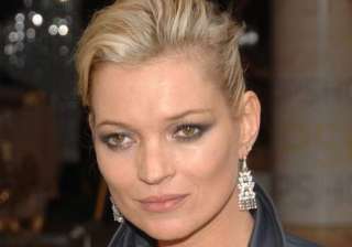 kate moss makes grand entrance at party - India TV kate moss makes grand entrance at party - India TV