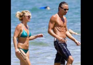 britney frolics in hawaii with boyfriend jason -... britney frolics in hawaii with boyfriend jason -...