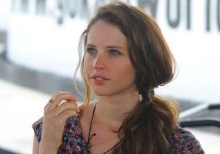 red wine helps felicity jones for crying scenes -... red wine helps felicity jones for crying scenes -...