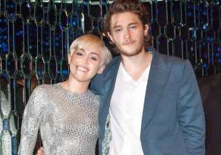 miley cyrus s brother dating her beau s sister -... miley cyrus s brother dating her beau s sister -...