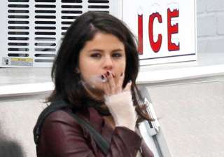 selena gomez smokes for new movie - India TV selena gomez smokes for new movie - India TV
