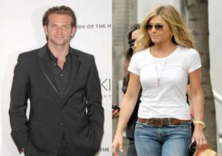 jennifer aniston back with bradley cooper - India... jennifer aniston back with bradley cooper - India...