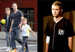 jude law s son makes catwalk debut - India TV jude law s son makes catwalk debut - India TV