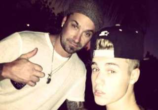 justin bieber gives his dad an allowance - India... justin bieber gives his dad an allowance - India...