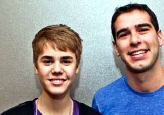 justin bieber helps to build school - India TV justin bieber helps to build school - India TV
