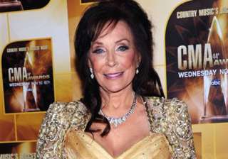 loretta lynn postpones 2 shows to heal her knee -... loretta lynn postpones 2 shows to heal her knee -...