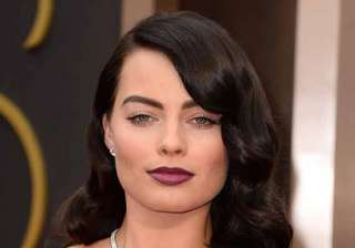 margot robbie sports dark locks at oscars - India... margot robbie sports dark locks at oscars - India...