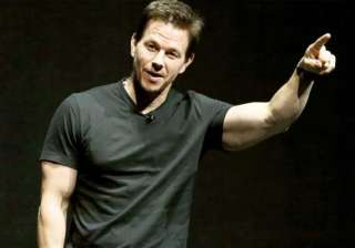 mark wahlberg hasn t looked in a mirror in 10... mark wahlberg hasn t looked in a mirror in 10...