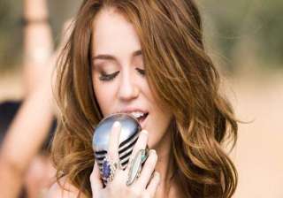 miley cyrus dad supports her raunchy act - India... miley cyrus dad supports her raunchy act - India...