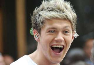 niall horan begs fans to stop throwing objects on... niall horan begs fans to stop throwing objects on...