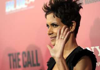 psychologist helps halle berry deal with stress -... psychologist helps halle berry deal with stress -...