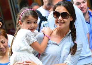 suri cruise suffers broken arm - India TV suri cruise suffers broken arm - India TV
