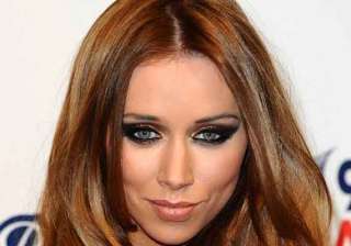 una healy defends miley cyrus - India TV una healy defends miley cyrus - India TV